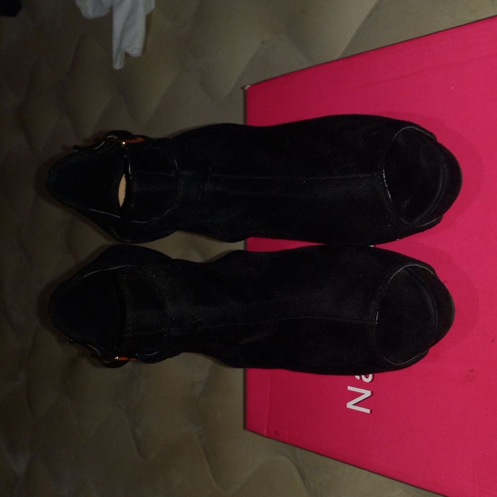 Shoes. - Picture 4 of 10